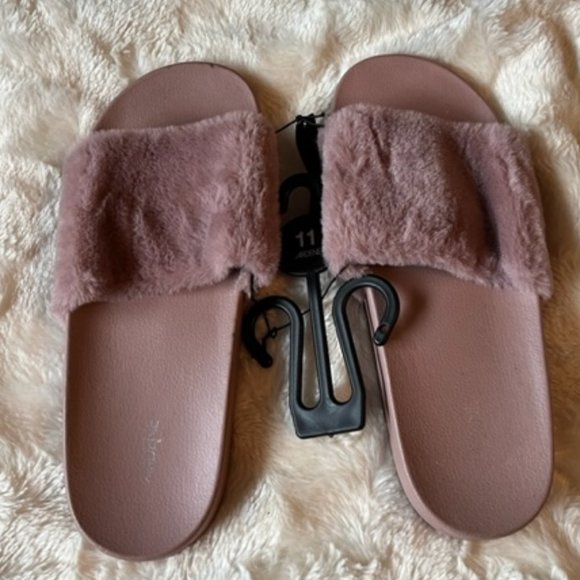 2/$30 Ardene Cozy Faux Fur Slippers Ladies Size 11 NWT - Picture 1 of 8